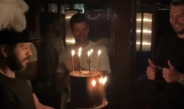 yl23455永利最新网址-东契奇庆祝27岁生日！德约科维奇到场意义重大 他被卢卡称为GOAT